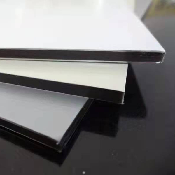 Qual è la differenza tra il rivestimento PE e PVDF?
